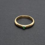 Anillo oro amarillo con piedra natural verde
