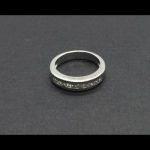 Anillo oro blanco con brillantes cuadrados engastados en carril, total 1,5 qtes