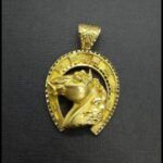 Colgante oro amarillo con forma de herradura con cabeza de caballo