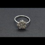 Anillo oro blanco con motivos de hojas, flores tipo Tous con puntas de brillantes