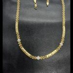 Gargantilla oro amarillo decorada con rosetas de circonitas blancas