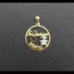 Colgante redondo oro amarillo "Te quiero mama" con motivo en oro blanco forma niña