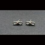 Pendientes cortos oro blanco con motivo "infinito" cierre forma "mariposa"