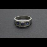 Anillo oro blanco con puntas de brillantes y piedras azules con forma de cuadrados