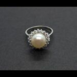 Anillo oro blanco con perla rodeada de circonitas
