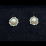 Pendientes oro blanco con perla rodeada de circonitas, cierre tipo omega