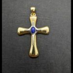 Cruz oro amarillo y blanco con piedra azul en el centro