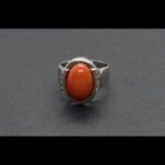 Anillo oro blanco con coral rojo y puntas de brillantes a los lados