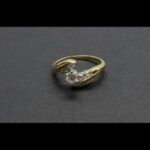 Anillo oro amarillo nº 9 de 14 k con brillante central de 0,15 qt y puntas de brillantes