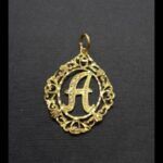 Colgante oro amarillo con la letra "A" decorada con circonitas