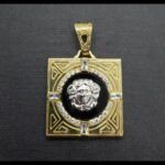 Colgante oro amarillo de 18 k estilo "Versace" con circonitas blancas