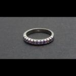Anillo oro blanco nº14 de 18k con piedras color lila