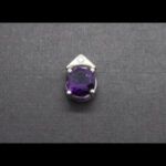 Colgante oro blanco de 18k con brillante de 0,02qt y piedra color morada