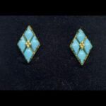 Pendientes oro amarillo 18k semilargos con piedras turquesas forma de rombo