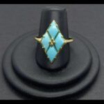Anillo oro amarillo de 18k con piedras turquesas forma de rombo