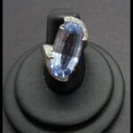 Anillo oro blanco nº 15 de 18k con piedra ovalada color celeste y circonitas blancas