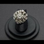 Anillo oro blanco nº 12 de 18 k en forma roseta con brillante central de 0,30 qt; 8 brillantes de 0,02 qt y puntas de brillantes