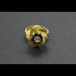Anillo oro amarillo nº 9,5 de 18k forma roseta con piedras azules y blanca en el centro