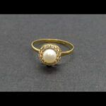 Anillo oro amarillo nº 8 de 18k con perla central y circonitas blancas