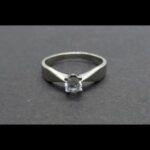 Anillo oro blanco de 18 kt con circonita blanca nº 14