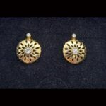 Pendientes redondos oro amarillo de 18k con circonitas blancas ;cierre de bastilla
