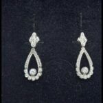 Pendientes oro blanco de 18 kt largos con circonitas