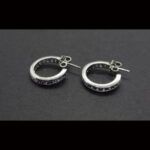 Argollas abiertas oro blanco de 18 kt con piedras de color lila cierre tipo mariposa
