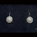 Pendientes oro blanco de 18 kt redondos con circontas cierre tipo gancho