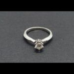 Anillo oro blanco 18k tipo solitario nº8 con brillante de 0,30 qt