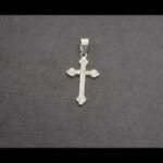 Cruz oro blanco de 18 kt con circonitas