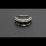Anillo oro blanco de 18 kt con circonitas blancas y piedras negras, nº 20