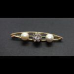 Broche oro amarillo 18k con perlas blancas y en el centro una roseta de circonitas