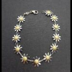 Pulsera oro blanco de 18 kt con eslabones con forma de flor con el centro en oro amarillo, 16,5 cm