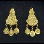 Pendientes oro amarillo de 18 kt con la figura de la virgen del Rocio y medallitas del escapulario, cierre tipo catalan