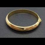 Pulsera forma caña oro amarillo con dibujos labrados