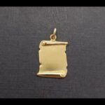 Colgante oro amarillo 18k con forma de pergamino