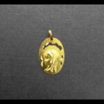Medalla oro amarillo de 18 kt de la virgen niña