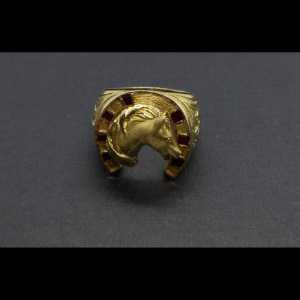 Anillo oro amarillo 18 kt con forma de herradura con cabeza de caballo decorado con circonitas corintas nº 36