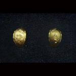 Pendientes oro amarillo 18k con dibujos labrados, cierre de bastilla