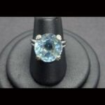 Anillo oro blanco 18 k con piedra central color celeste "Tous", nº 12
