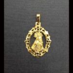 Medalla oro amarillo 18k labrada de Virgen con niño