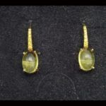 Pendientes oro amarillo 18 kt con piedra color verde claro, cierre tipo catalan