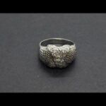 Anillo oro blanco 18k nº 18 formando una cruz parte central con puntas de brillantes