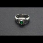 Anillo oro blanco 18k nº14 con piedra central color verde y puntas de brillantes