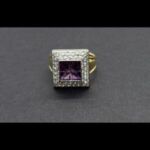 Anillo oro amarillo 18k nº 10 forma cuadrada con piedras lilas y circonitas blancas