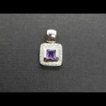 Colgante cuadrado oro blanco 18k con piedras lilas y circonitas blancas