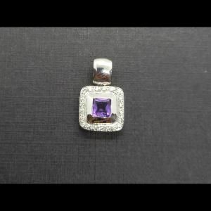Colgante cuadrado oro blanco 18k con piedras lilas y circonitas blancas