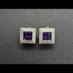 Pendientes cuadrados en oro blanco con piedras lilas y circonitas blancas; cierre omega