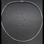 Gargantilla lisa oro blanco 18k de 42 cm