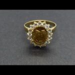 Anillo oro amarillo 18k nº 17 con imagen de enamorados rodeado de circonitas
